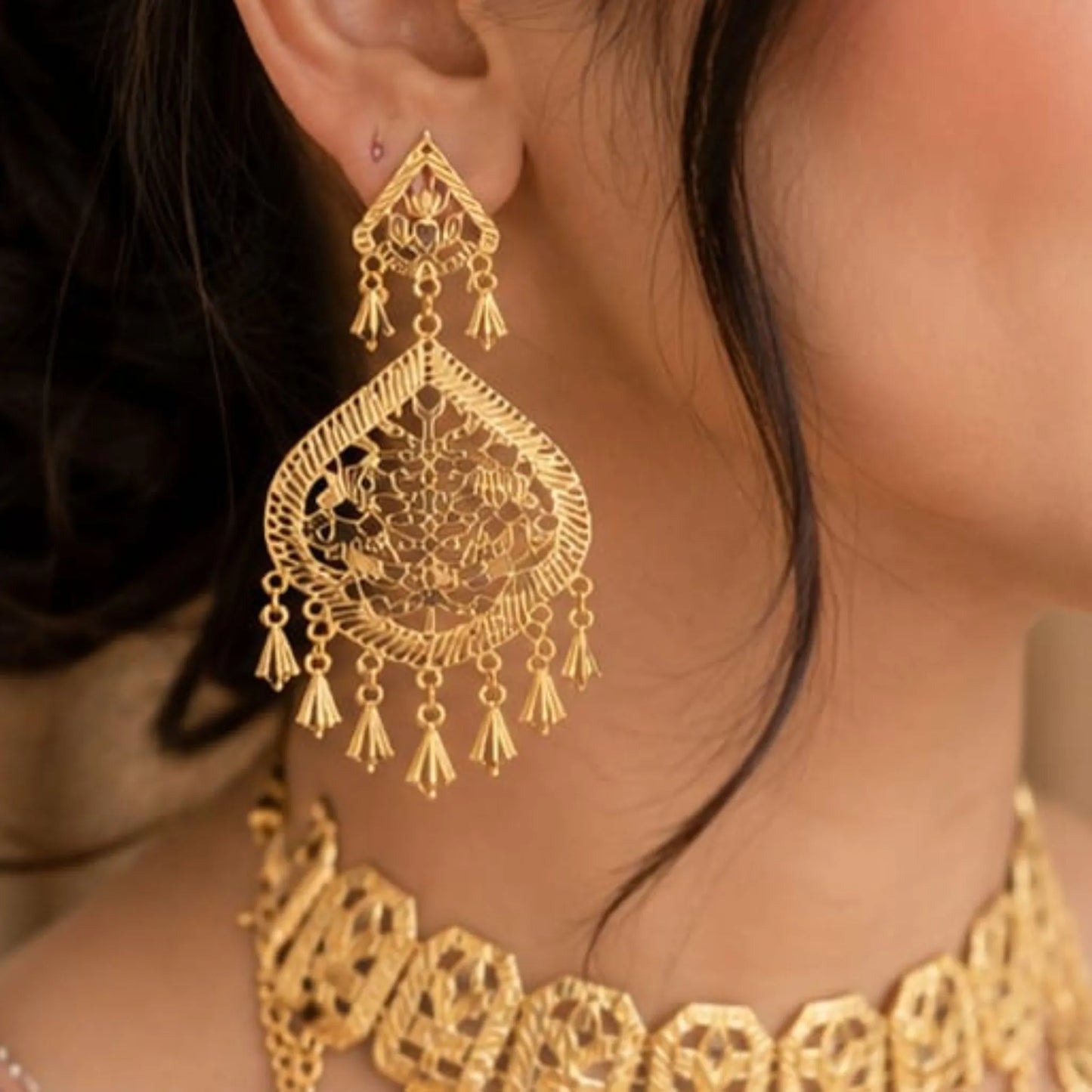 Traditional Gold-Tone Choker Set with Tikka