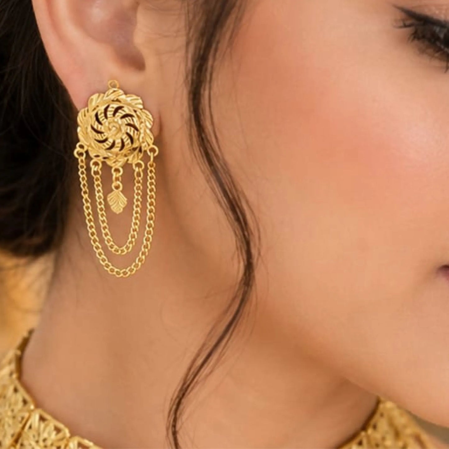 Traditional Gold-Tone Choker Set with Tikka
