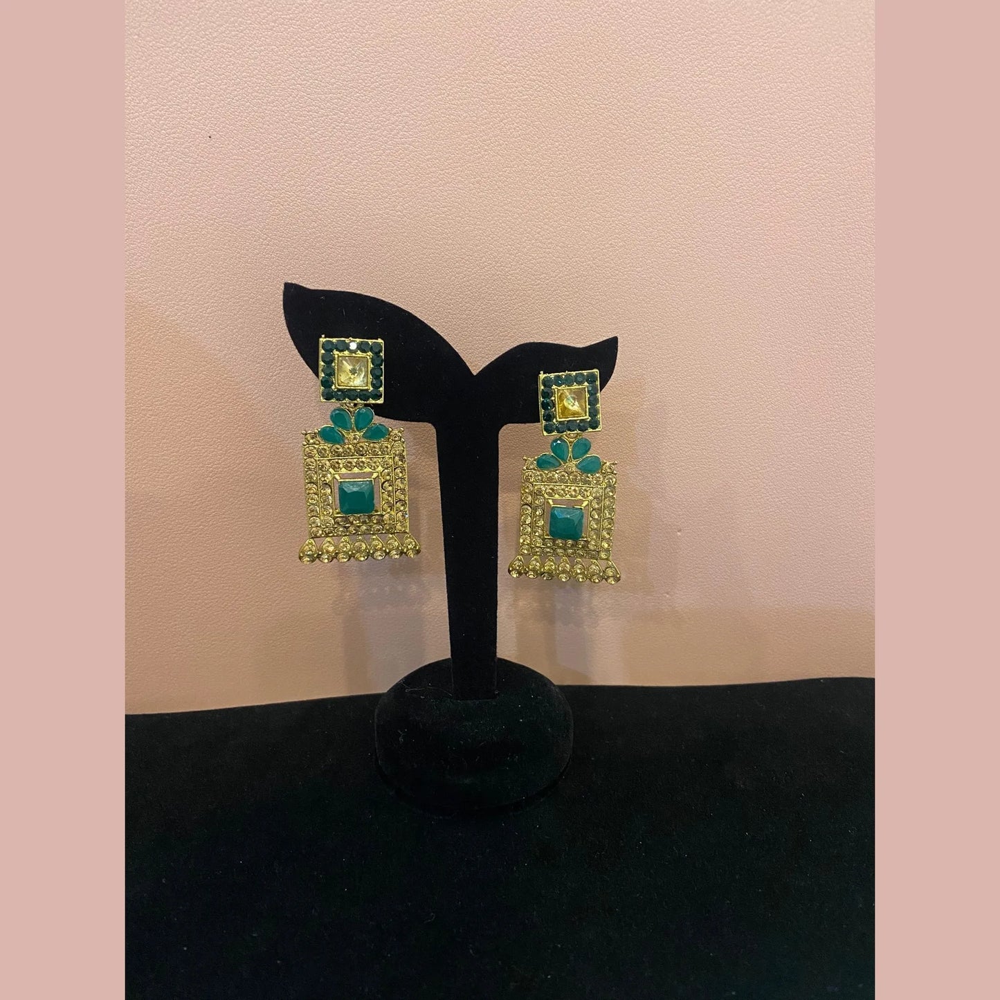 Green Emerald Stone Choker Necklace Set with Earrings & Maang Tikka