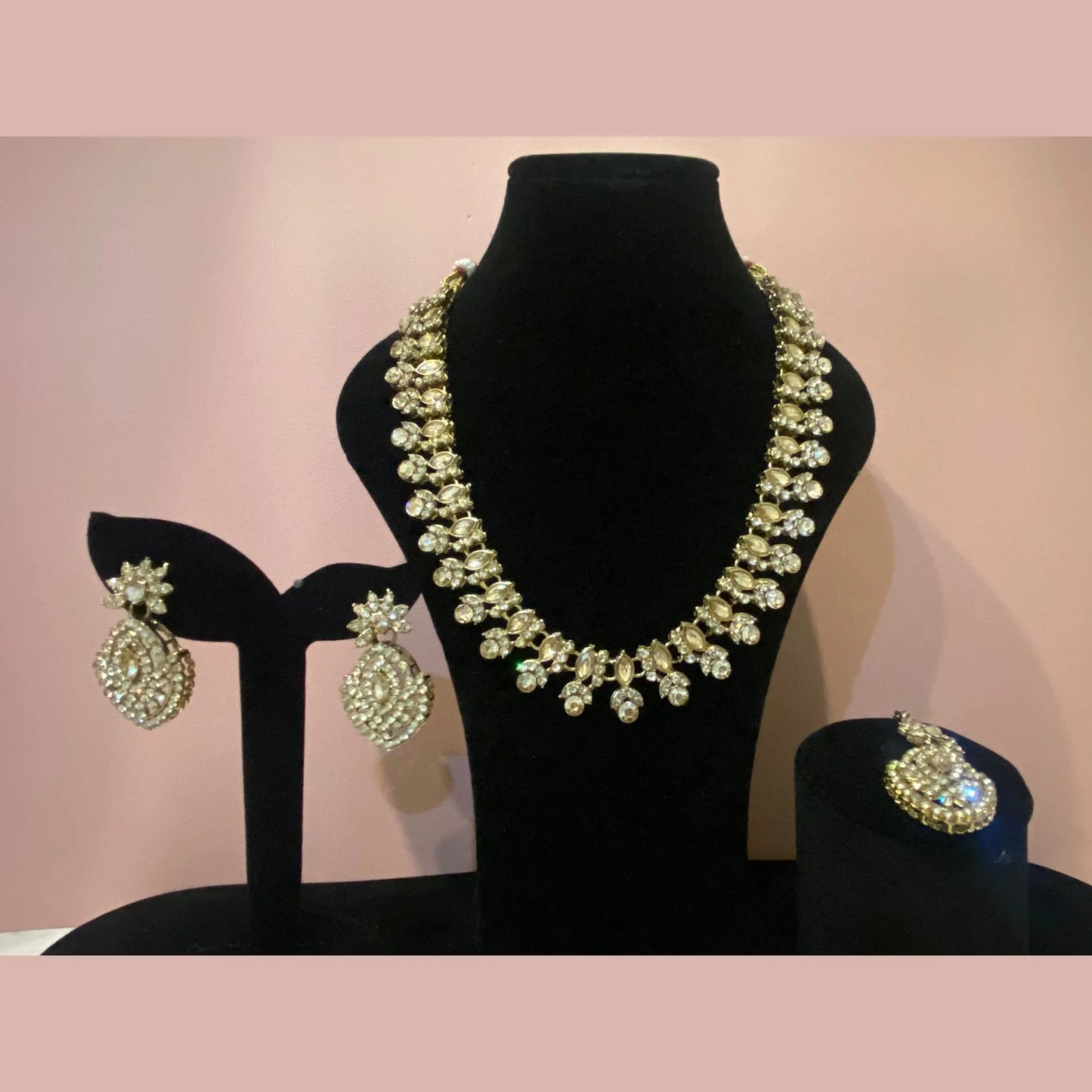 Gold stone chain with earrings and maang tikka