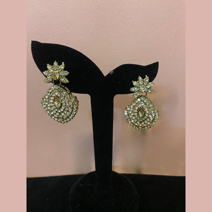 Gold stone chain with earrings and maang tikka